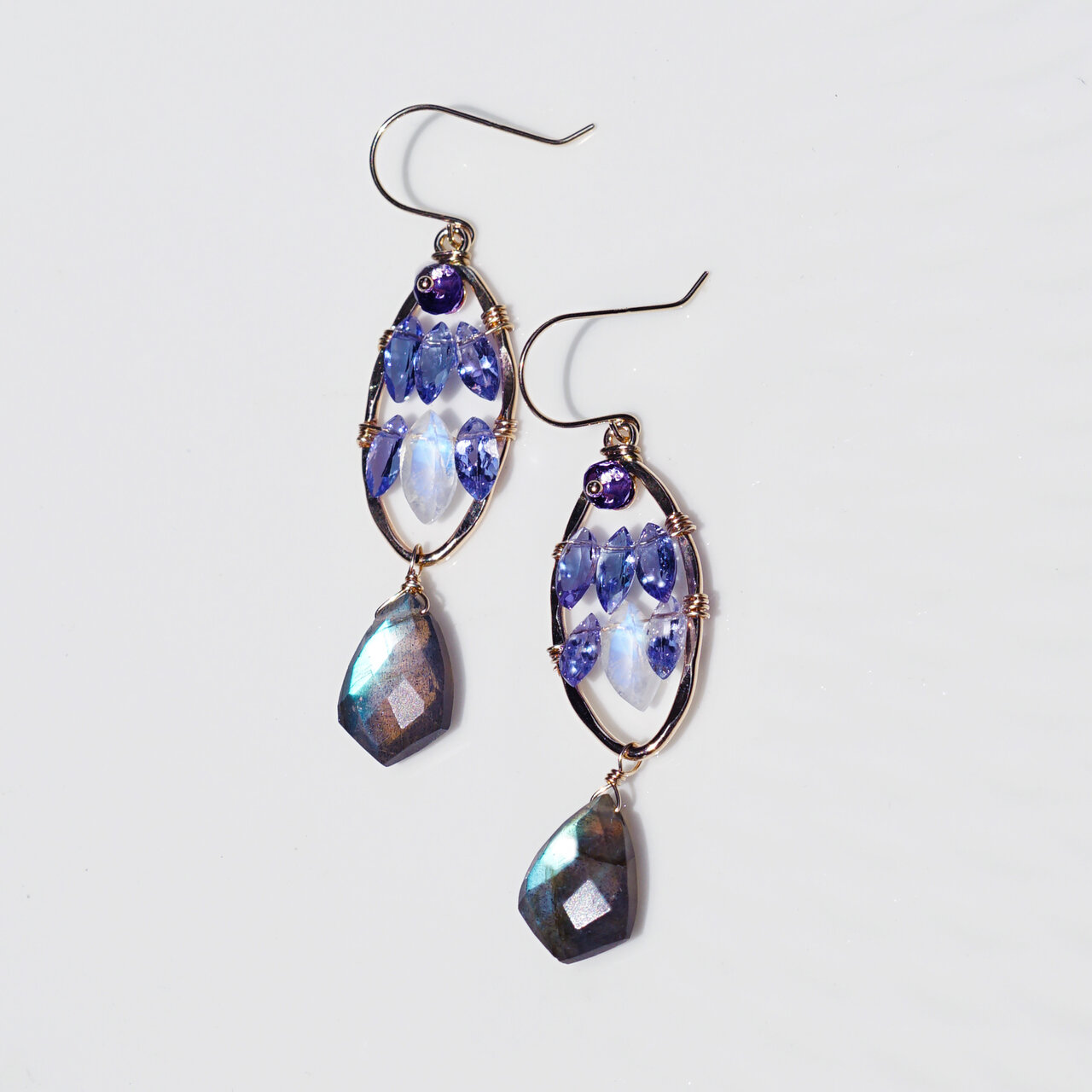 タンザナイトとラブラドライトによる宝石の魚ピアス・サージカルステンレス　～Jewelry fish　ジュエリー アクセサリー ピアス ハンドメイド プレゼント ギフト シンプル タンザナイト レインボームーンストーン アイオライト 魚 フィッシュ 誕生日｜Lipattijewelry