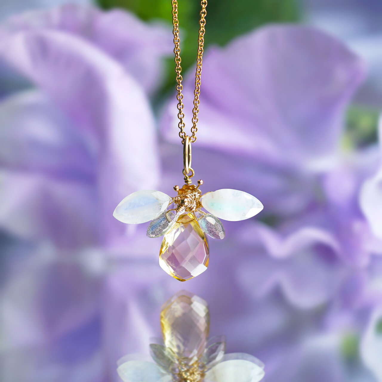 3種クォーツによる蜜蜂のネックレス　～Abeille　天然石 ジュエリー アクセサリー ハンドメイド プレゼント ギフト 幸運 誕生石 瞬く石 ラッキーアイテム ラッキーモチーフ ネックレス 蜜蜂 蜂 ホワイトデー 母の日 モチーフ リパッティ Lipatti｜Lipattijewelry