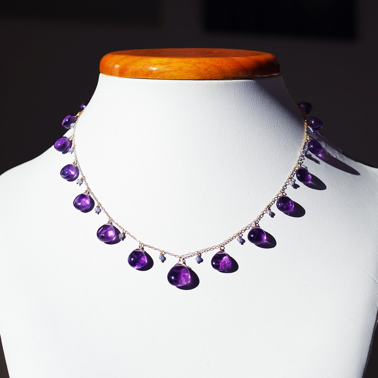 極上品!K18大粒アメジストとタンザナイトのビブネックレス ~Dionysos K18 18k K18YG 18金製 アクアマリン 2月誕生石 ゴールド 天然石 ジュエリー アクセサリー カラーストーン ストーン 誕生日 宝石質 ハンドメイド プレゼント ギフト ウェディング 記念日|Lipattijewelry