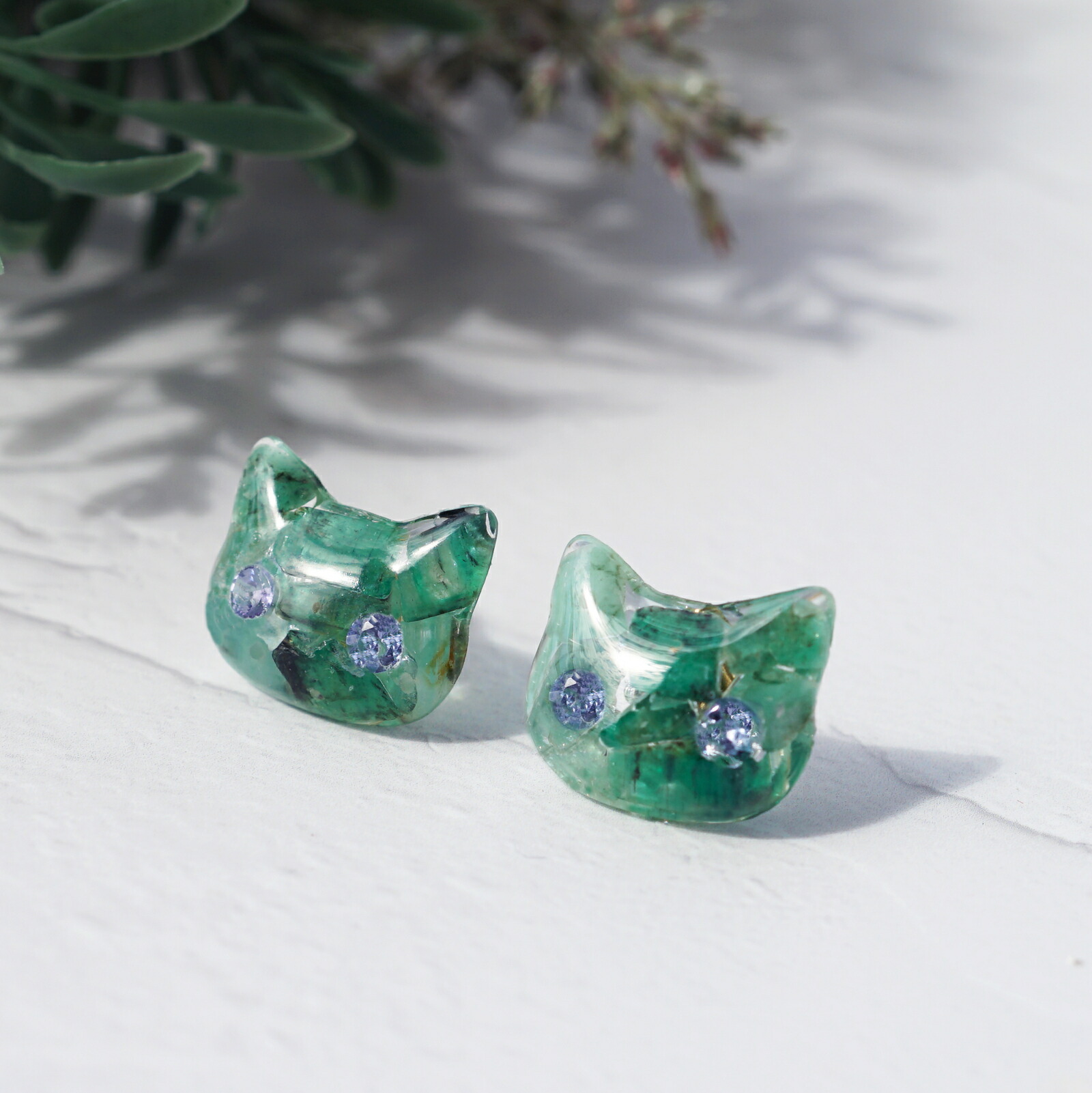 驚きの価格が実現！ 楽天市場】宝石の猫☆エメラルドとタンザナイト☆サージカル ピアス