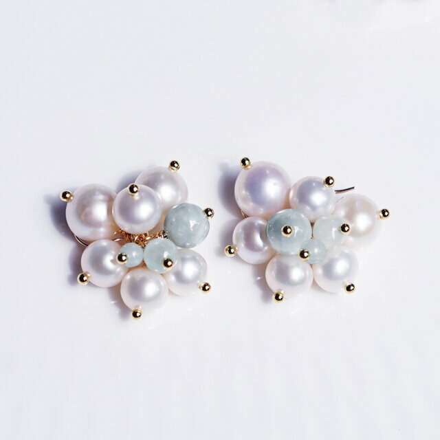 真珠と翡翠によるスノーベリーの実のピアス・サージカルステンレス　～Snowberry　ジュエリー アクセサリー パール 真珠 翡翠 ピアス ハンドメイド プレゼント ギフト シンプル 高品質 母の日 デザイン リパッティ Lipatti｜Lipattijewelry