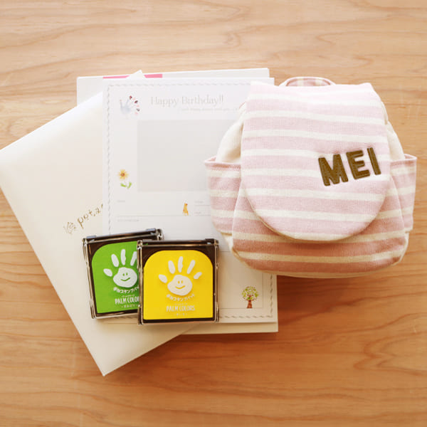 楽天市場 出産祝い 名入れベビーリュック 手形アートキットセット 命名台紙 フレームアルバム 成長記録 手形 足形 専用スタンプ付 ママ ベビー 赤ちゃん プレゼント 名前入り お祝い 誕生日祝い 名入れ ブランド メモリアルボックス 入り リシュマム ママとベビーの