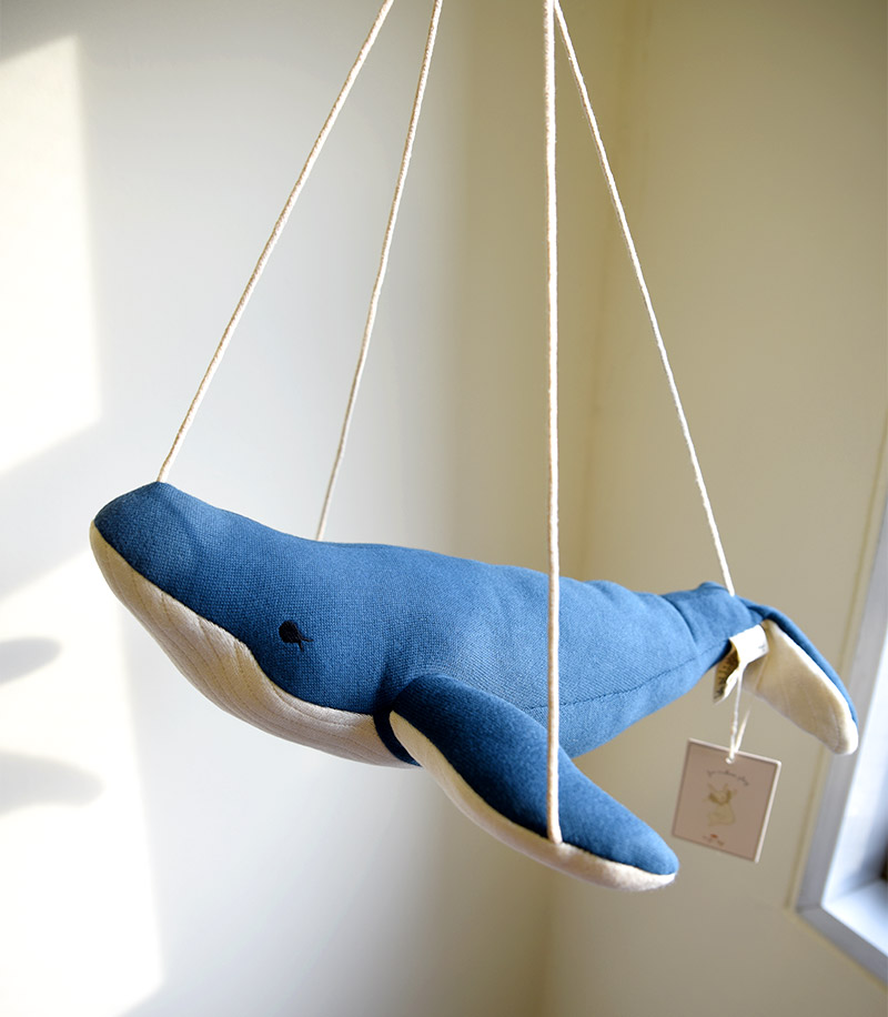 【KongesSloejd】WHALEMOBILEくじらモビールインテリアぬいぐるみハンギング子供部屋男の子出産祝い動物コンゲススロイドベビー子供リトルレモネード空飛ぶクジラ赤ちゃんKS3783