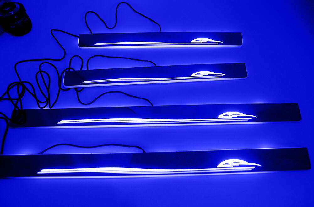 クラウン 210系 200系 180系 ドア LEDスカッフプレート 流れる LED イルミネーション 光る ケンシャル保護ガード スタムパーツ　4枚セット