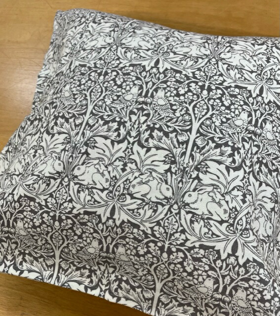 モリス ひな形 ブラザーラビット  座布団取りまかなう ４００角