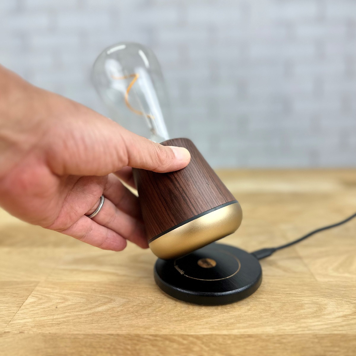 Balmuda phone ブラック 本体　充電スタンド付き mtb2092-ps028-1_gt01.jpg