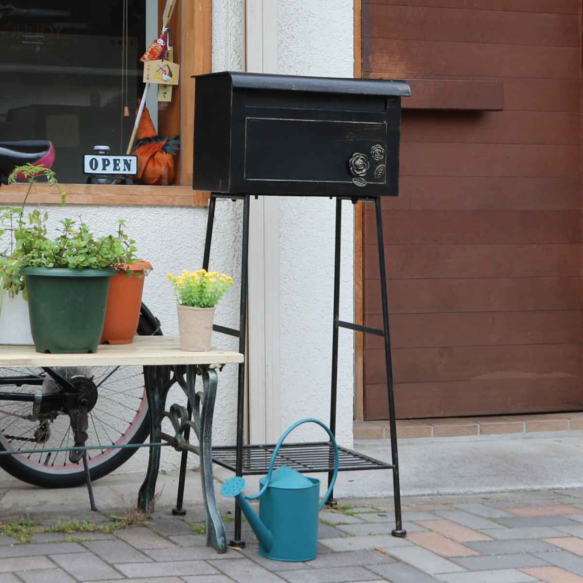 ポスト ガーデンポスト ローズ 横型 （ 送料無料 郵便ポスト スタンドポスト 郵便受け 置き型 スタンド型 新聞受け メールボックス 一戸建て 屋外 玄関 自立式 アンティーク風 ラック 棚付き バラ おしゃれ ）