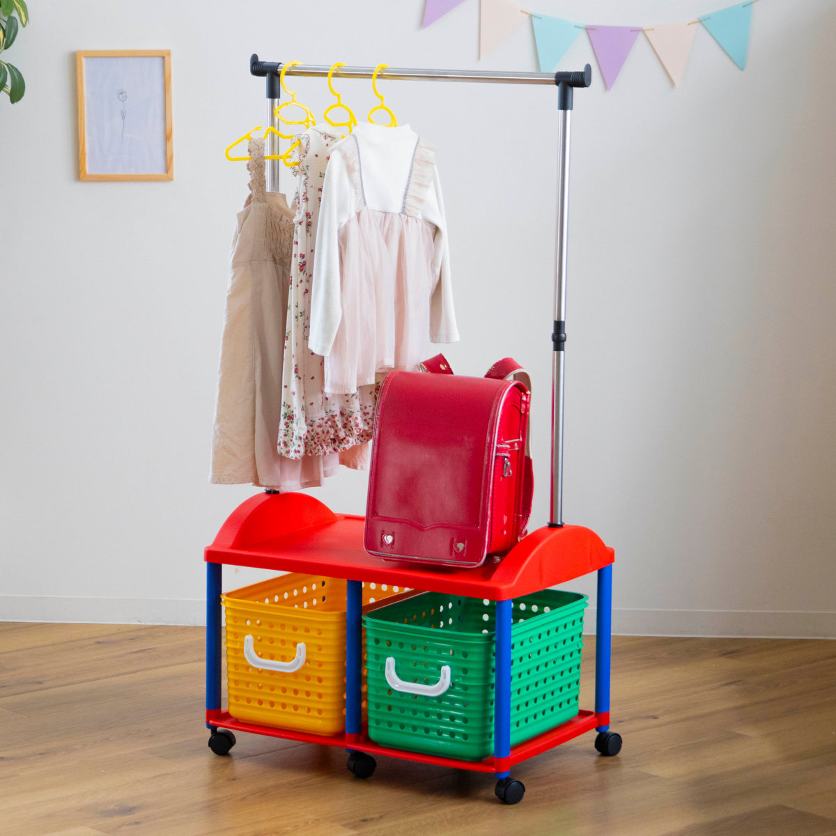 ハンガーラック 幅66cm キッズ収納 バスケット 2個付き （ ランドセルラック 洋服掛け おもちゃ箱 オモチャ入れ 収納 ポールハンガー 簡単組立 ラック 衣類 引き出し キャスター付き プラスチック製 子供 かご パイプハンガー ） 4,797円