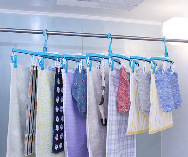 【楽天市場】洗濯ハンガー 新設計 斜め干し らくらく伸縮ハンガー ピンチ28個付き 蛇腹式 （ ピンチからまない