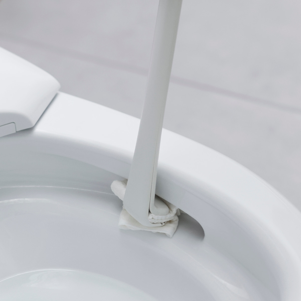 marna マーナ シートを挟むトイレクリーナー・W ( トイレクリーナー 抗菌 トイレ 使い捨てブラシ 流せるトイレブラシ ケース付き コンパクト 柄が長い トイレ用品 ホワイト 白 収納 スタンド 本体 ブラシ入れ 置き型 ワンタッチ )