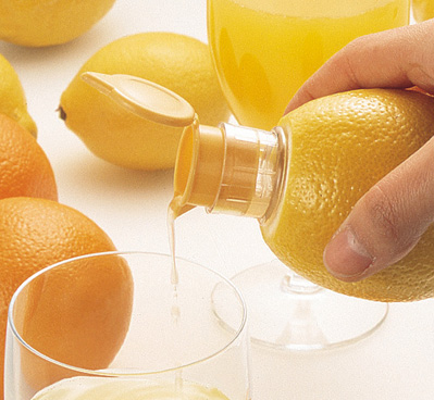 便利なキッチングッズ！レモンの果汁を簡単にしぼれる、レモン搾り器・スクイーザーは？