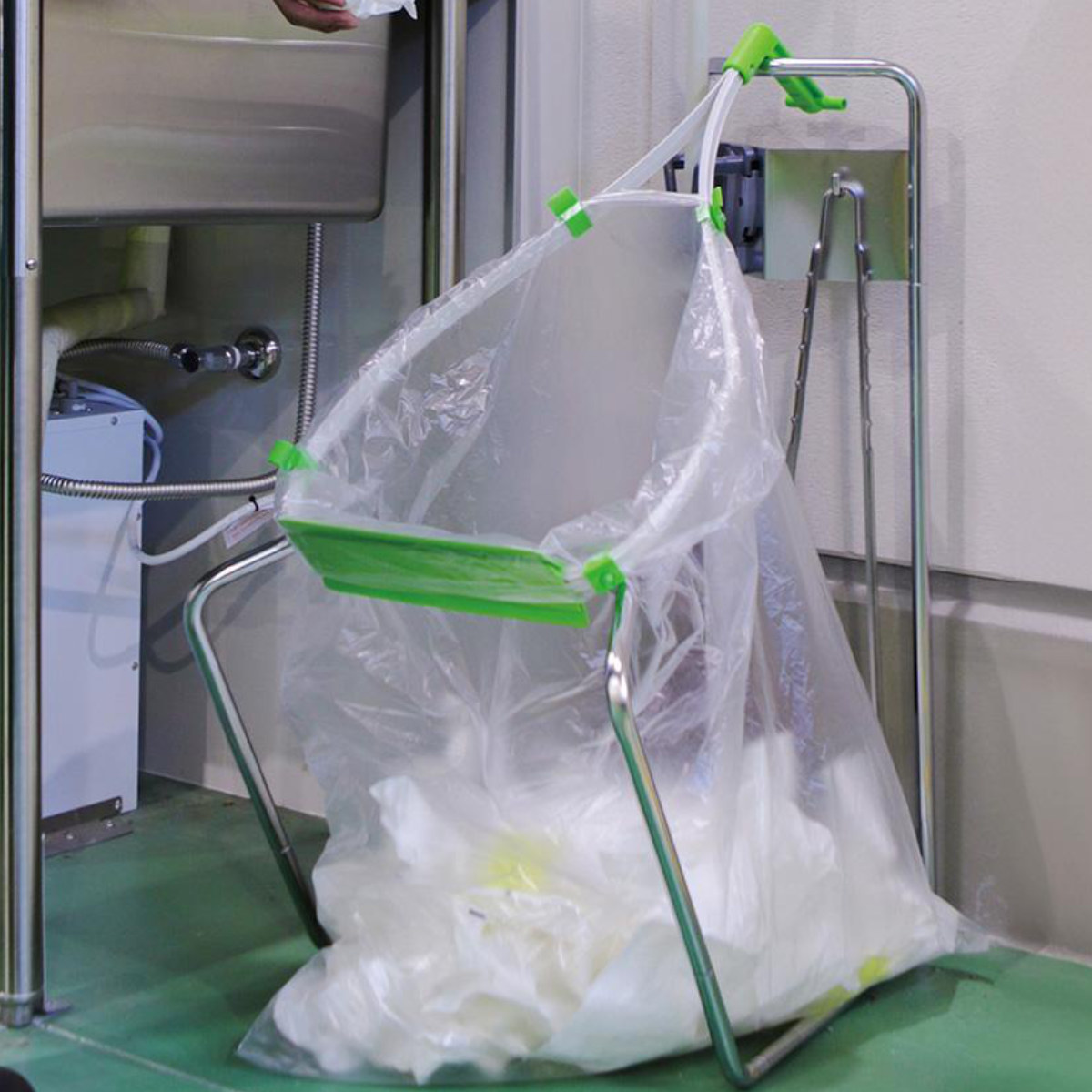 ちりとり ゴミ箱 捨楽スタンド （ 法人限定 ゴミ袋ホルダー ごみ箱 45Lゴミ袋対応 軽量 2.5kg 日本製 業務用 持ち運び 組立品 スリム ゴミ袋スタンド 45リットル ポリ袋ホルダー 45 袋ホルダー ）｜リビングート　店