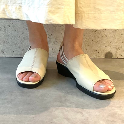 エレモーサ HERMOSA 「選ばれ続ける定番」【日本製/ゆったり3E幅/軽さ141g/もの柔らか本革】「包まれる履き気味合い」バッグバンドサンダル （象牙色）