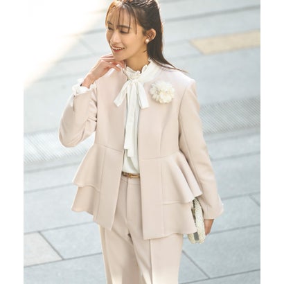 ルイルエブティック RUIRUE BOUTIQUE ノーカラーフリルペプラムスリムパンツスーツ （アイボリー）