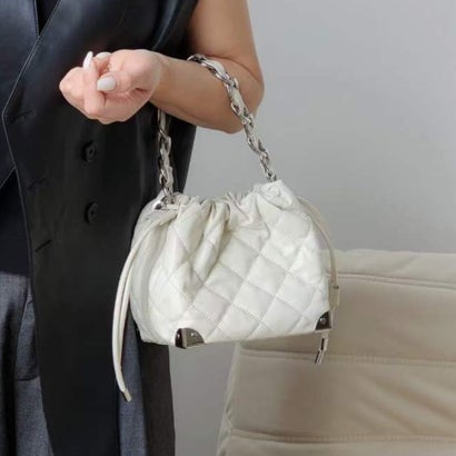 トミエコ Tomieco LEATHER キルティングバッグ 巾着2wayバッグ チェーンハンドル （OFF WHITE）｜LOCOMALL（ロコンド公式ストア） 8,260円