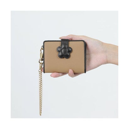 マリークワント MARY QUANT デイジーパッチスナップ2 通行手形容れもの （ベージュ）