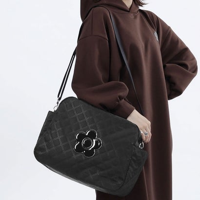 マリークワント MARY QUANT ピンソニックキルトデイジー ともし火豆の町 （黒いこと）