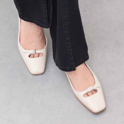 インターショシュール INTER-CHAUSSURES スクエアトウバックルサケットバレエ （アイボリーエナメル）
