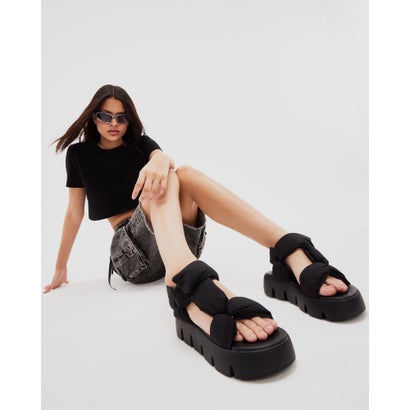 スティーブ マデン STEVE MADDEN クッションベルトサンダル （ブラック）