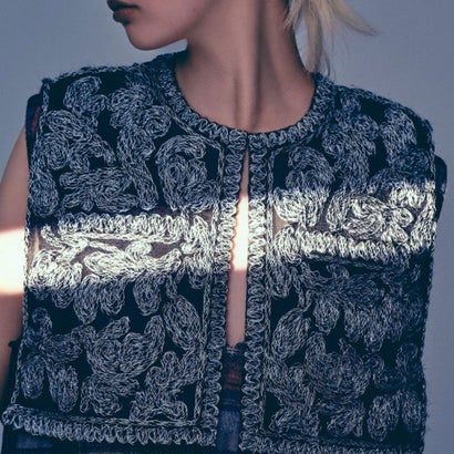 ユウミアリア YuumiARIA エンブロイダリー ベスト(EMBROIDERY VEST) (BLACK)|LOCOMALL(ロコンド公式ストア)