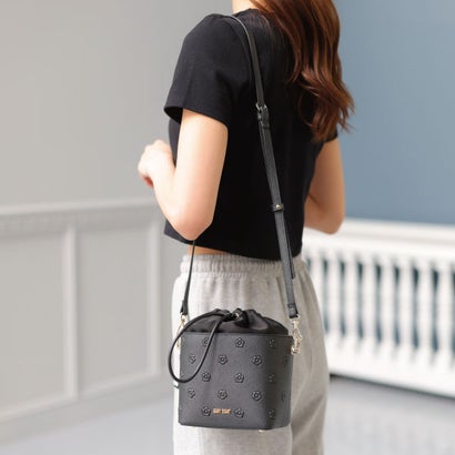 マリークワント MARY QUANT シンプルエンボスデイジー ドロストショルダー （黒いこと）