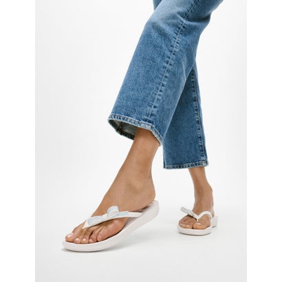 相応うフロップ fitflop iQushion グリッツボウ フリップフロップス （Urban White）