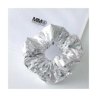 エムエムシックス メゾン マルジェラ MM6 Maison Margiela MM6 シュシュ SM6TW0016 P8854 ヘアゴム （T9002/シルバー）