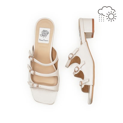 【26SS】【降雨相応う】エマ フランシス Emma Francis 3糎踵 ビジュー トリプル胴締め サンダル （白いこと エナメル）