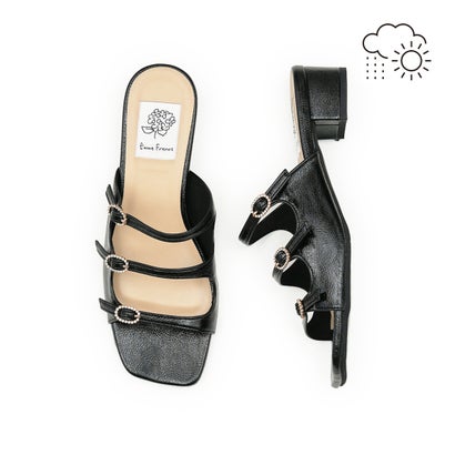 【26SS】【降雨相応う】エマ フランシス Emma Francis 3糎踵 ビジュー トリプル胴締め サンダル （黒いこと エナメル）