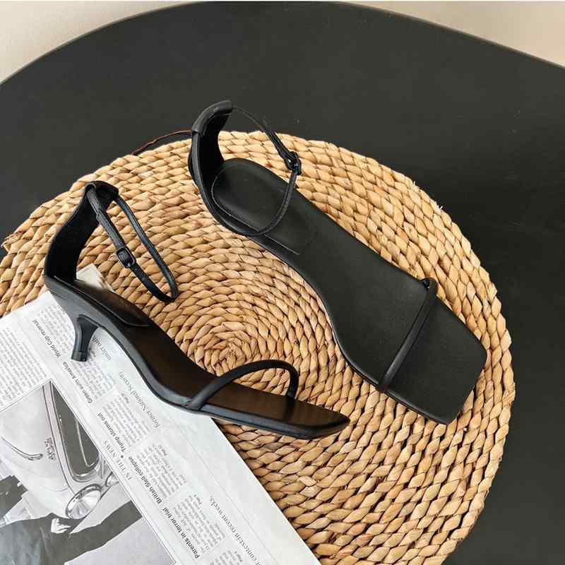 女性 靴の 黒い 一 字の バックルの ファッション 的な 夏の サンダルの 細い ヒールの 方の 頭の 露 指の 革 アンドロメダのの ハイヒール|loeuf