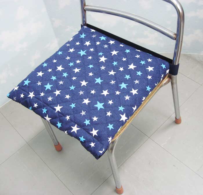 楽天市場 前から取り出し 幼稚園 座布団 座布団ケース 座布団カバー 子ども用 防災頭巾入れ兼用 紺ブルー星柄 入園入学 幼稚園 保育園 小学校 自転車チャイルドシート ロリポップ