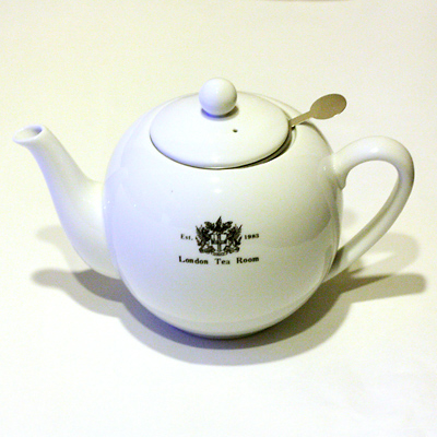 【楽天市場】 茶こし付き 丸型ティーポット・大 陶器製（ロゴ入）600ml 白 シンプル 日本製：ロンドンティールーム