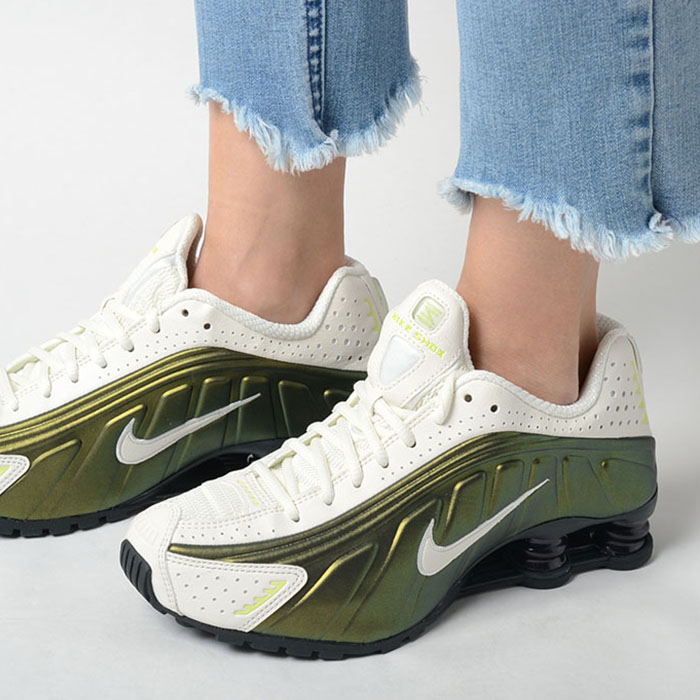 NIKE SHOX R4 ナイキ 大気圏 ショックス ウィメンズ レディース スニーカー オフホワイトメタリックグリーン ib8062-133