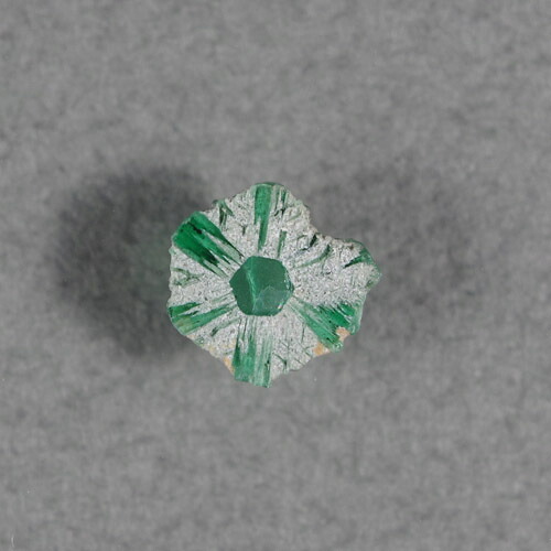 逆トラピッチェエメラルド 0.22ct b-3154 超レアストーン 通常のトラピッチェエメラルドも珍しいのですが、それの逆パターンの逆トラピッチェエメラルドはさらにレアです。 レアストーン専門店大阪ウエルダー
