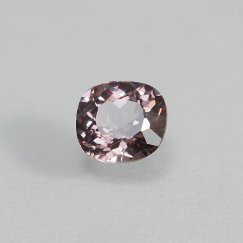 カラーチェンジガーネット 0.40ct b-2869 蛍光灯などの白色光では灰がかった紫色、赤みの光では鮮やかなローズレッドになります。変色性だけではなく、つややかで力強くきらめく美しさもあります。