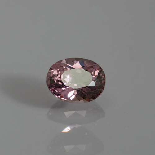 カラーチェンジガーネット 0.75ct b-2870 落ち着いた紫色が、赤みの光源では華かなローズ系の赤に変化します。産出量がかなり減っていて、現在では1ct近い大きさのルースは希少となりました。