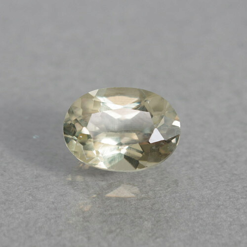 カラーチェンジダイアスポア ルース 2.66ct b-3170 1点物 ダイアスポアでもさらにレアな、カラーチェンジするタイプです。宝石質の原石は少なく、劈開が完全なためカットが難しく割れてしまうので、稀少な大きさのルースです。