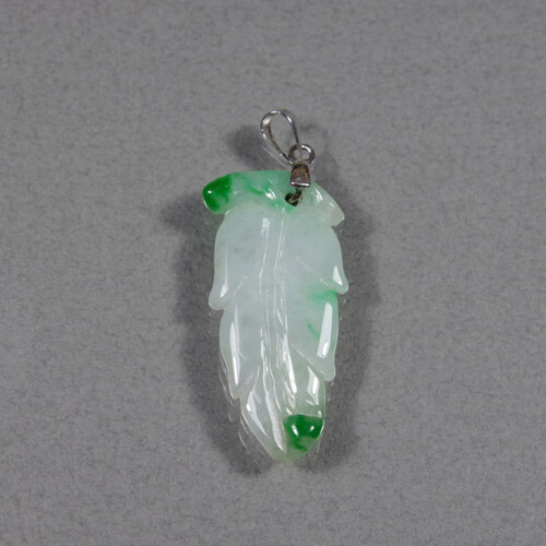 翡翠 ペンダント トップ 15.3ct b-3200 おすすめ 無処理 天然翡翠 1点物 葉っぱらしい、両端のきれいな緑色がアクセントになったペンダントトップです。彫刻はきれいに仕上がっています。表面はつややかで光を透かして見ても、割れや見た目を損なう結晶はありません。