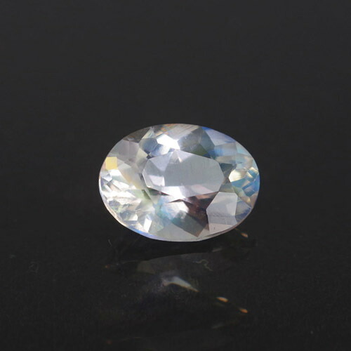 アンデシンラブラドライト 0.92ct bf-1852 鏡に反射したような強い光と、クリアーな美しさに虹色の干渉色がとてもきれいです。見る向きを変えると、青から緑、ピンクへと色が変化していく様子が美しく、見入ってしまいます。 レアストーン専門店大阪ウエルダー