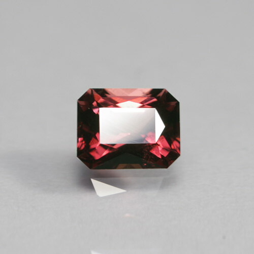 ベトナム産 スピネル 0.44ct bf-3024スピネルの産地としては歴史が浅く、2000年代に入って高品質な産地として知られるようになりました。色は美しいものの、小さいサイズが多いのがベトナム産の特徴です。|レアストーン専門店大阪ウエルダー