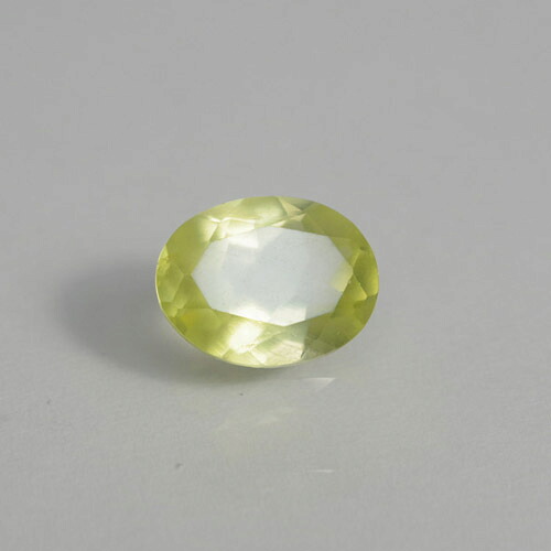 プレーナイト1.54ct b-3319 ぶどう石という和名の通り、通常はとろみのあるミルキーな質感が多いプレーナイトの中でも、このルースは下が透けて見えるほど高い透明感を備えています。みずみずしいパロットのようなネオン感を帯びて輝き、特別な美しさを見せてくれます。