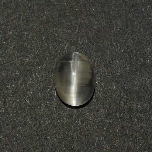 スカポライトキャッツアイ2.41ct b-3325 1点物 下が透けて見えるほどのクリアーな透明感の中を、光の筋が力強くまっすぐに貫き、一目でわかるクオリティの高さです。凛とした光のコントラストが、レアなカラーレスの洗練された美しさを引き立てています。