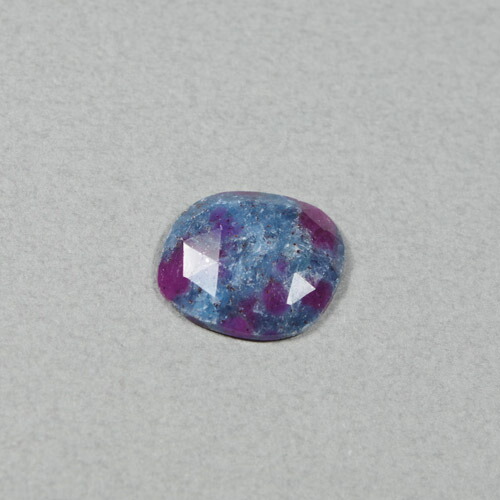 ルビーインカイヤナイト 6.00ct UVペン付 b-3338 カイヤナイトの中にルビーが入ったものです。ルビーは結晶ができる環境が違うので、それぞれの結晶が同時に存在するのは珍しい組み合わせです。現在は原石が少なくなり以前に産出したものが流通しています。