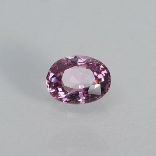 パープル スピネル 0.94ct bs-0579 やや暗めのバイオレットですが、内側からあふれるピンクの輝きは鮮やかできれいです。透明感とテリが抜群によく、光を受けるたびにキラキラと強く輝く質の高いルースです。