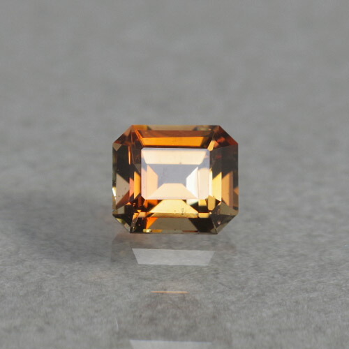 アンダリュサイト 0.53ct bss-3431アンダリュサイトは、二色性が特徴ですが、通常とは違う向きでカットされているため、正面から見ると鮮やかなオレンジ色が美しく、横方向から眺めると深みのあるグリーンが複雑に交錯して、角度を変えるたびに様々な表情になります。｜レアストーン専門店大阪ウエルダー 7,920円