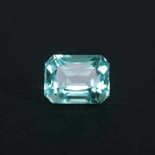 蛍光ミントグリーンフローライト2.67ct　UVペン付超レアストーン 2024年ごろから流通し始めたナミビア産のフローライトで澄み切ったミントグリーンの発色が魅力です。また、紫外線を当てると幻想的な青色蛍光となり、光によって違った美しさが楽しめます。｜レアストーン専門店大阪ウエルダー