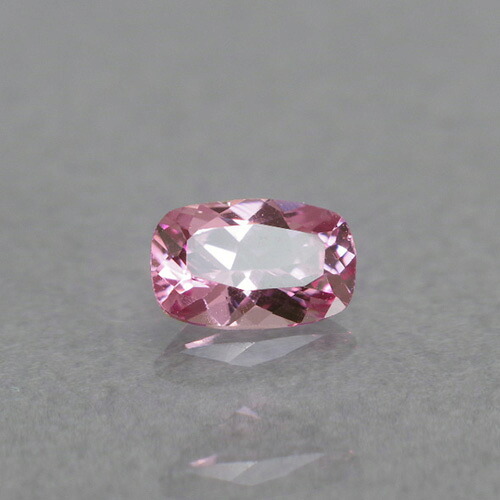 ピンクスピネル 0.49ct UVペン付 a-0014 色の種類が多いスピネルの中で、特に人気のピンクです。今では赤ピンク系のルースは少なくなり、きれいなルースはとても希少になりました。 レアストーン専門店大阪ウエルダー