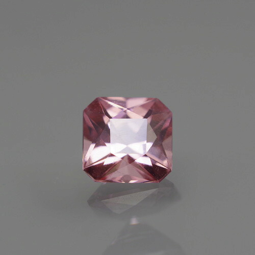 マラヤガーネット0.66ct ba-2505濃い色が多い赤系のガーネットの中で、上品な淡いローズカラーの輝きが美しいルースです。クオリティの高い輝きと色が引き立つように、面を大きくとった角のカットで仕上げました。レアストーン専門店大阪ウエルダー｜レアストーン専門店大阪ウエルダー