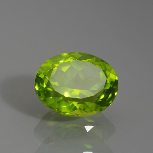 ペリドットルース 4.31ct bd-2660 大粒 ペリドットは多く流通していますが、ほとんどが小さなもので、このように4ctを超える大きさは希少です レアストーン専門店大阪ウエルダー