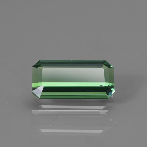 グリーントルマリン2 01ct Bf 1932鮮やかな緑の発色と 内部に欠点のない端正な美しさで ファセット面が大きく突き抜けるようなシャープな光を放つバゲットカットが可能になりました レアストーン専門店大阪ウエルダー Tajikhome Com